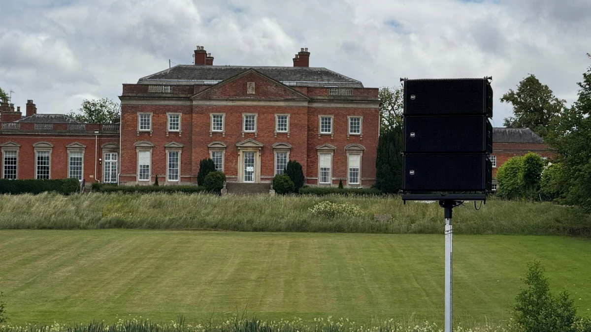 A line array speaker in front of Kelmarsh Hall at the RREC Annual Rally